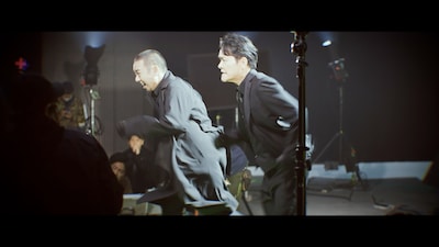 千鳥が出演したCM「EPISODE 0『クラレの謎を解け』編の撮影中の様子