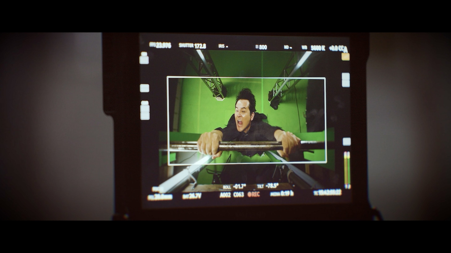 千鳥が出演したCM「EPISODE 0『クラレの謎を解け』編の撮影中の様子