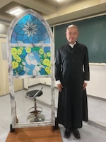 番組特製の“ザンゲ室”で神父役を担当し、学校教師たちの本音を引き出す、あばれる君