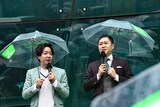 雨の原宿で演説パフォーマンスを繰り広げたドンデコルテ