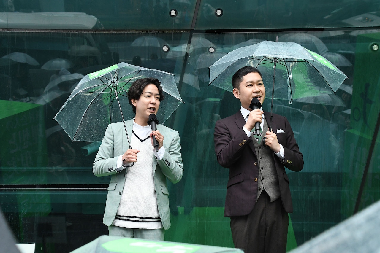 ドンデコルテが雨の原宿にサプライズ登場、新社会人に向けて演説「情けない自分をスワイプ！」