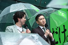 ドンデコルテが雨の原宿にサプライズ登場、新社会人に向けて演説「情けない自分をスワイプ！」