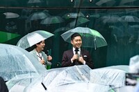 ドンデコルテが雨の原宿にサプライズ登場、新社会人に向けて演説「情けない自分をスワイプ！」