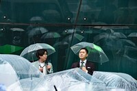 雨の原宿で演説パフォーマンスを繰り広げたドンデコルテ