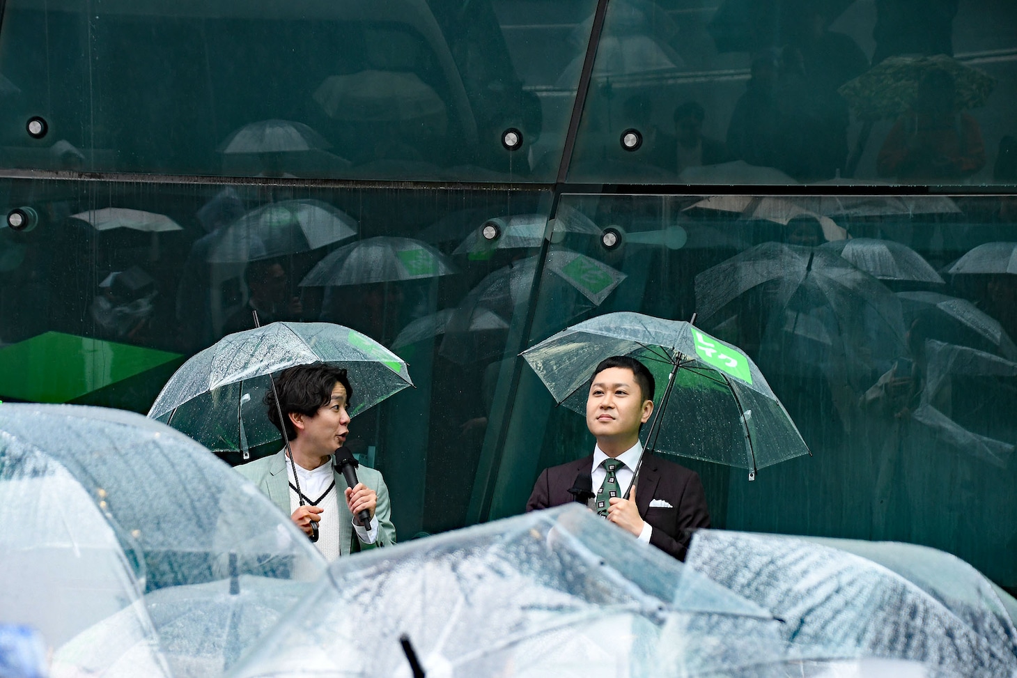 ドンデコルテが雨の原宿にサプライズ登場、新社会人に向けて演説「情けない自分をスワイプ！」