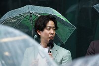 ドンデコルテが雨の原宿にサプライズ登場、新社会人に向けて演説「情けない自分をスワイプ！」