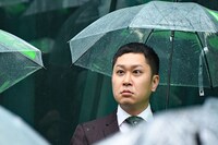 ドンデコルテが雨の原宿にサプライズ登場、新社会人に向けて演説「情けない自分をスワイプ！」