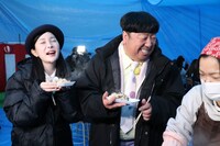 新潟グルメを味わうバナナマン日村と森田茉里恵（NHKアナウンサー）