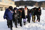 住民たちと「七ヶ谷雪ほたる」を楽しむバナナマン日村