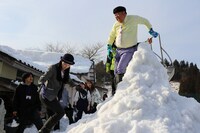 雪像を作るバナナマン日村