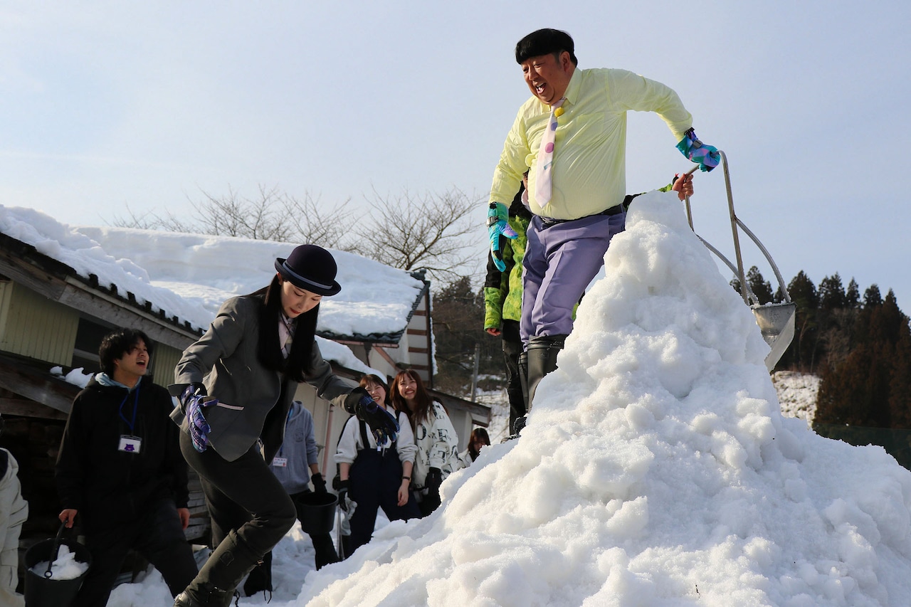 雪像を作るバナナマン日村