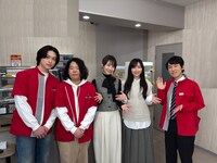左から松本大輝、宮下草薙・草薙、波瑠、麻生久美子、宮下草薙・宮下