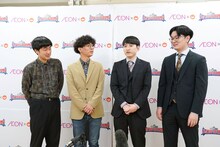 囲み取材に応じるたくろうとめぞん（写真提供：吉本興業）