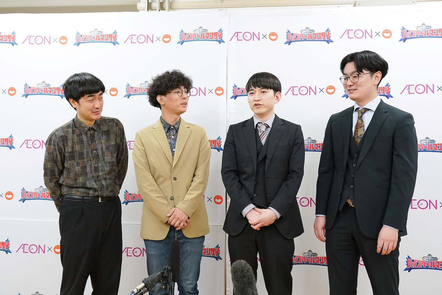 囲み取材に応じるたくろうとめぞん（写真提供：吉本興業）