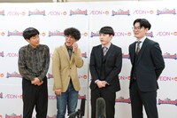 囲み取材に応じるたくろうとめぞん（写真提供：吉本興業）