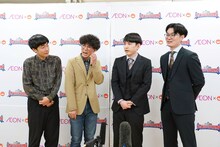 囲み取材に応じるたくろうとめぞん（写真提供：吉本興業）