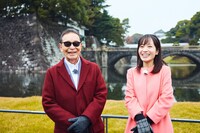 左からタモリ、佐藤茉那アナウンサー