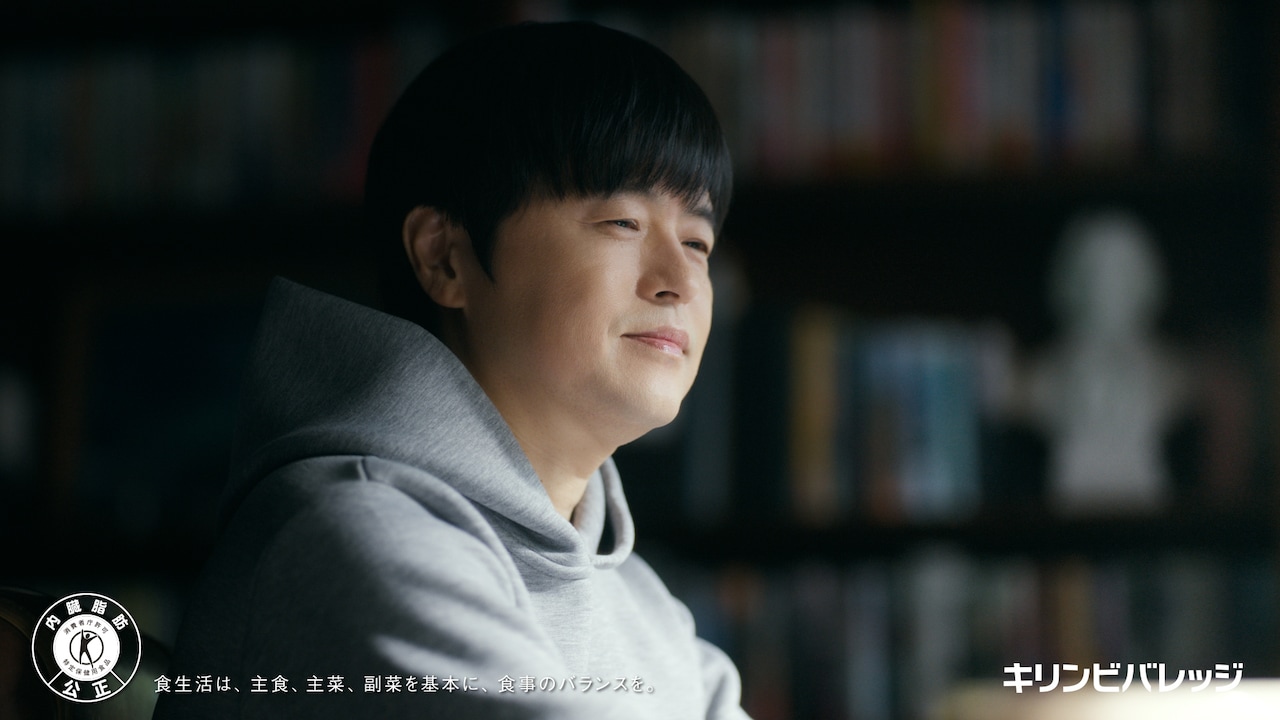 脚本執筆中のバカリズムにスポット「ヘルシア うまみ緑茶」CM、撮影がめちゃくちゃ巻いた