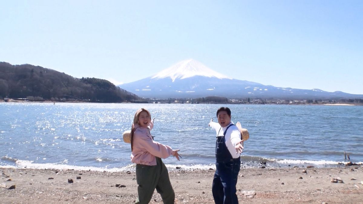 異色タッグで山梨県富士五湖エリアを訪れ、グルメ探しの旅を繰り広げる（左から）藤澤涼架（Mrs. GREEN APPLE）、錦鯉・渡辺