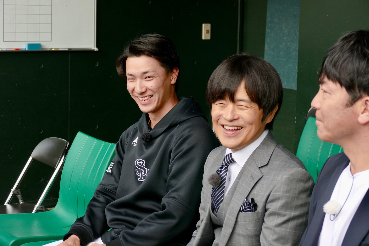 バカリズム、藤原大翔選手（左）、松田宣浩（右）