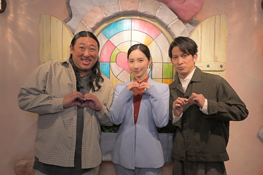 左から、ロバート秋山、ファーストサマーウイカ、岡田准一