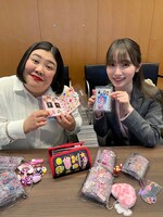 ドラマの取材日にシール交換会をする熊元プロレスと守屋麗奈