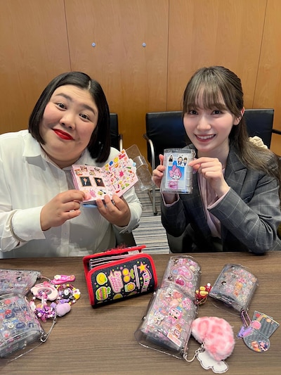 ドラマの取材日にシール交換会をする熊元プロレスと守屋麗奈