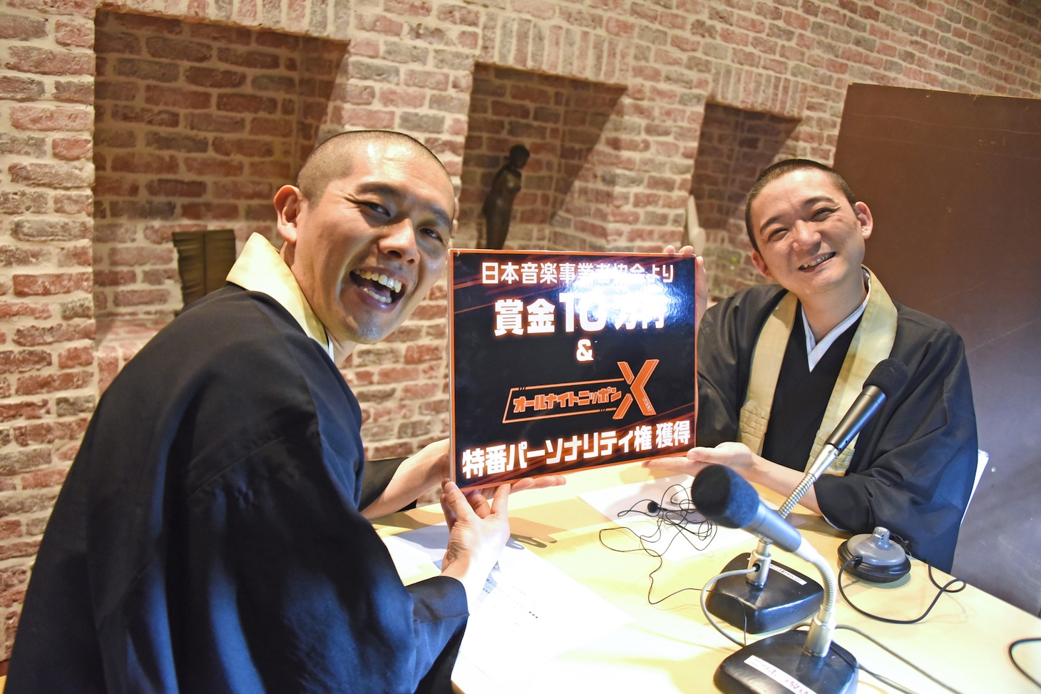 「オールナイトニッポン0（ZERO） 決戦！お笑い有楽城 ～ラジオトークの陣～」で優勝した観音日和。左から築山弘知、工藤弘道