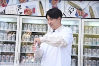 缶を開けるニューヨーク屋敷