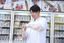 缶を開けるニューヨーク屋敷