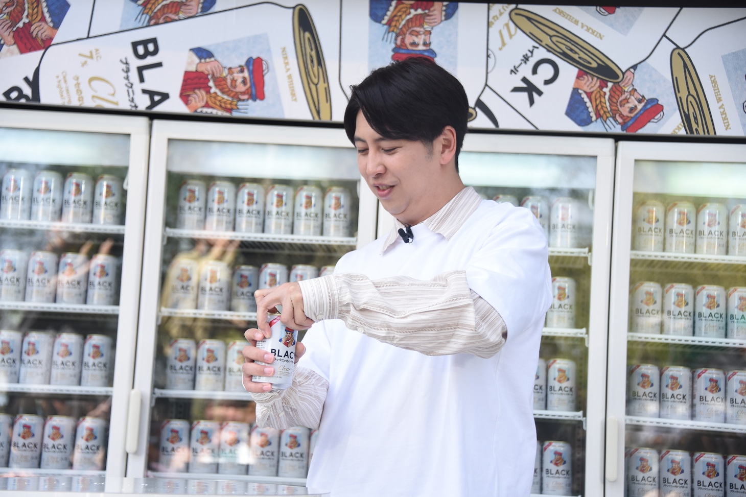 缶を開けるニューヨーク屋敷