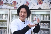 「ブラックニッカ クリアハイボール」を紹介するニューヨーク嶋佐