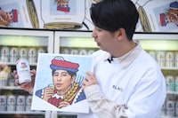 自分の顔で作られたオリジナル缶ラベルを受け取ったニューヨーク屋敷