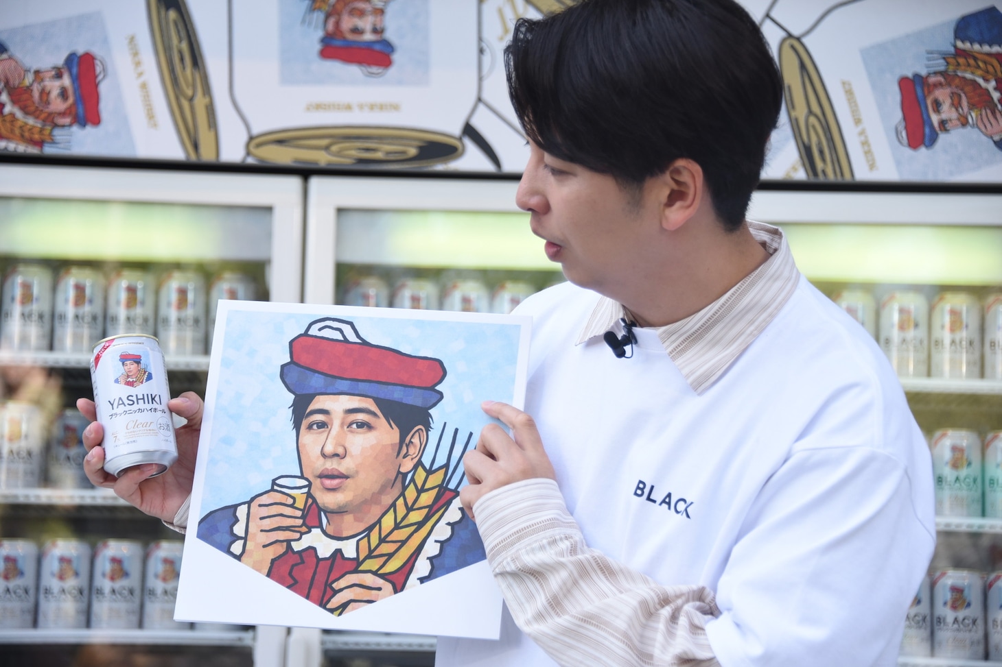 自分の顔で作られたオリジナル缶ラベルを受け取ったニューヨーク屋敷