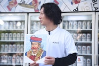 自分の顔で作られたオリジナル缶ラベルを受け取ったニューヨーク嶋佐