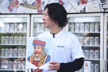 自分の顔で作られたオリジナル缶ラベルを受け取ったニューヨーク嶋佐