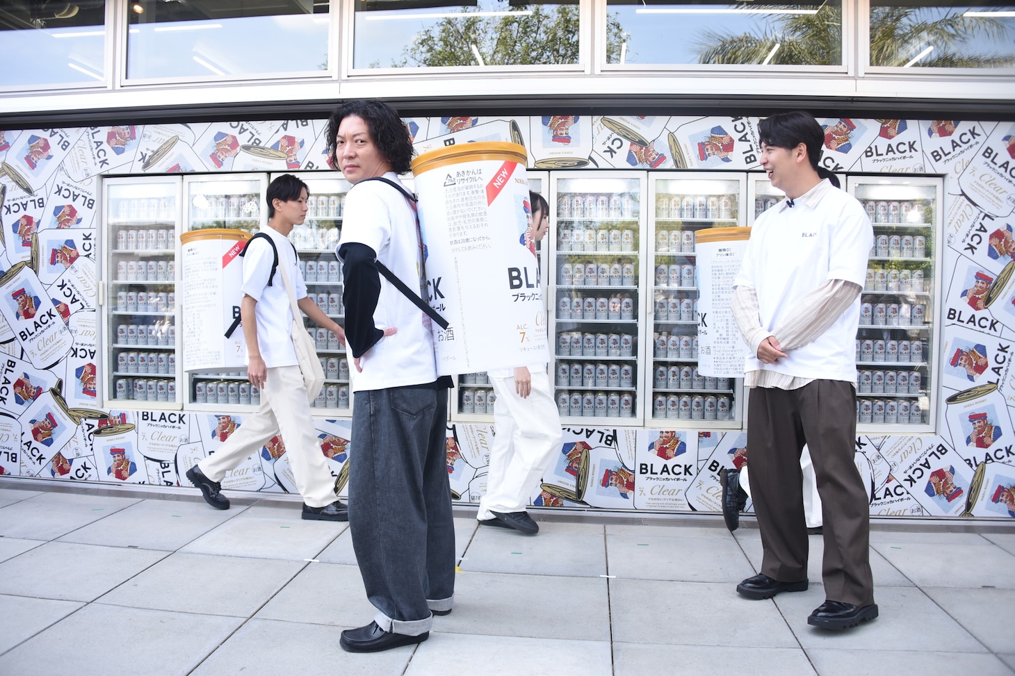 「ブラックニッカ隊」に扮したニューヨーク嶋佐