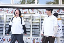 叫ぶニューヨーク嶋佐（左）