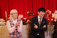 左からホラン千秋、劇団ひとり