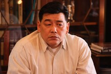 ドラマ「月夜行路 －答えは名作の中に－」に出演するサンドウィッチマン富澤