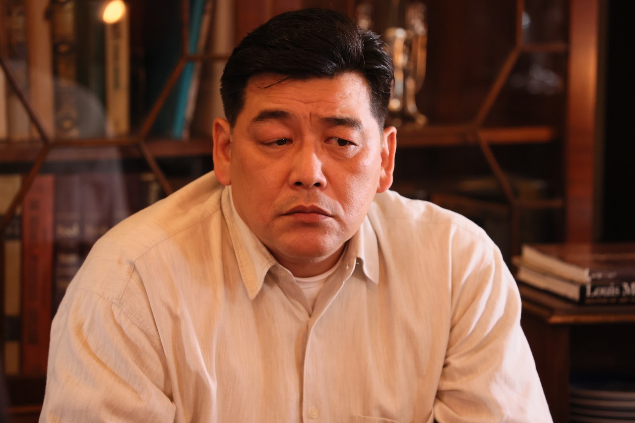 ドラマ「月夜行路 －答えは名作の中に－」に出演するサンドウィッチマン富澤