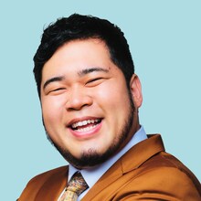 「YOUTRUST」のWebCMに出演した令和ロマン・ケムリ