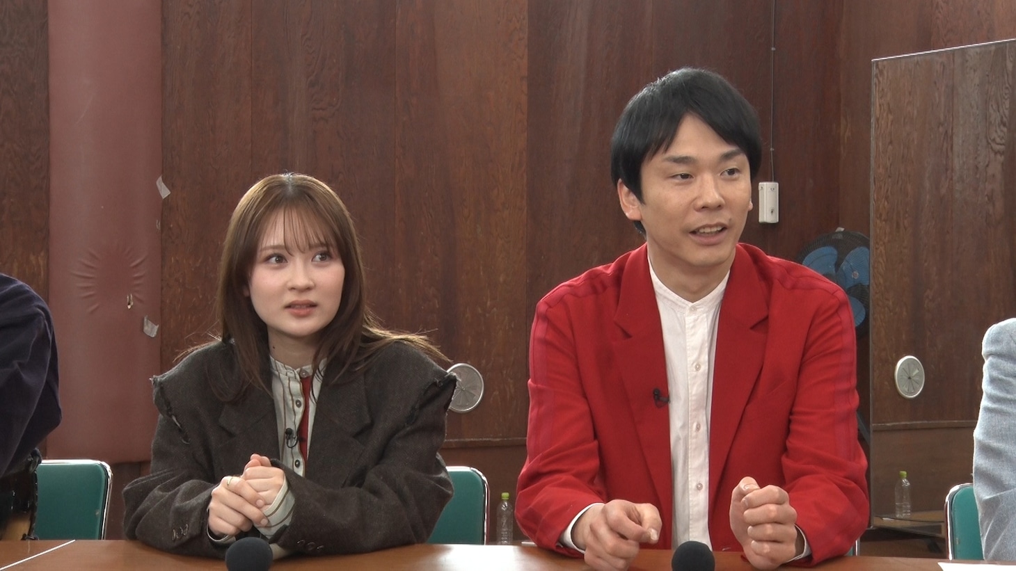 左から、畑芽育、かまいたち濱家