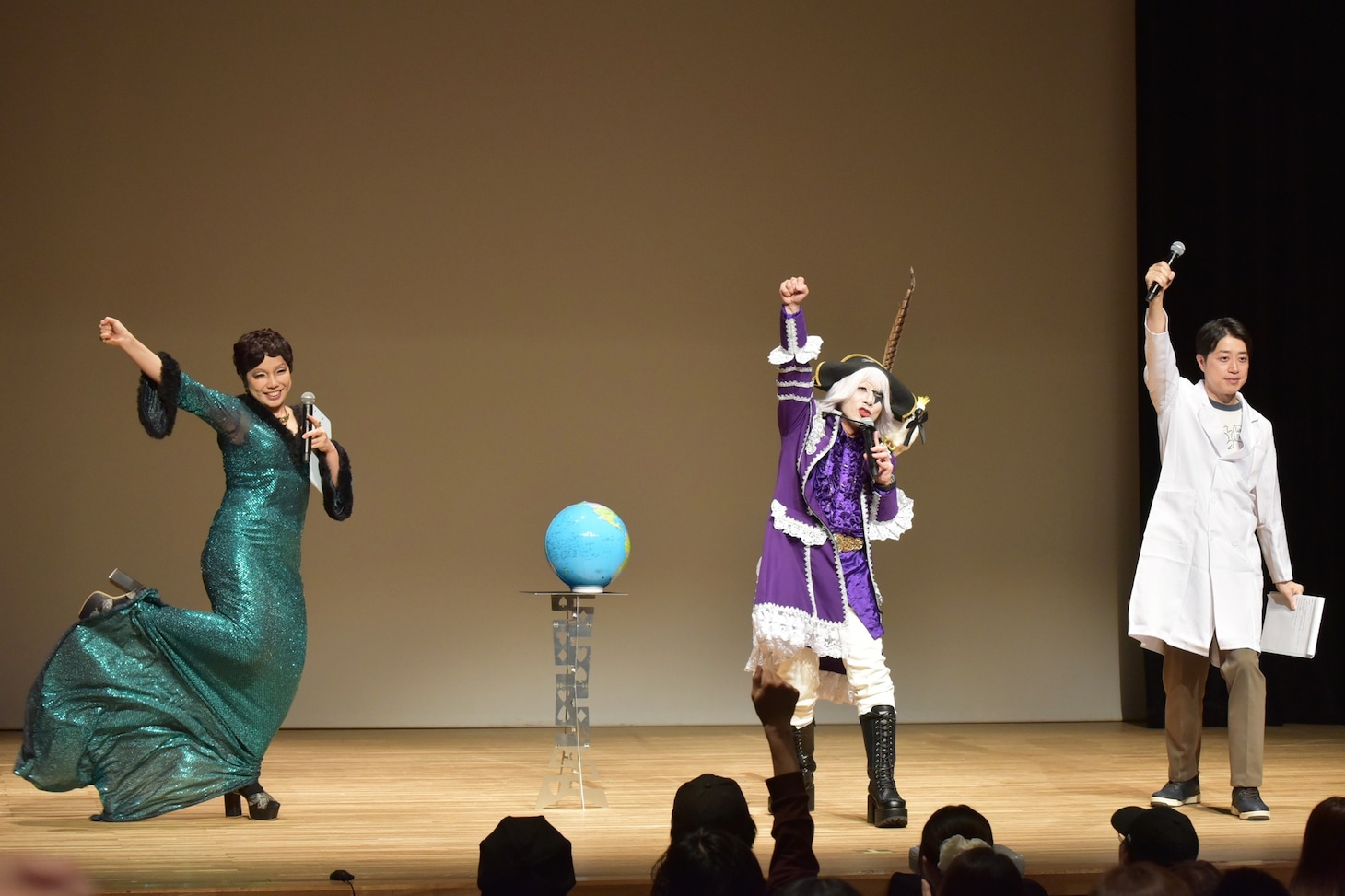 前説を終えてライブ本編の開幕を告げる（左から）シャンソン姉さん、ゴー☆ジャス、三拍子・高倉