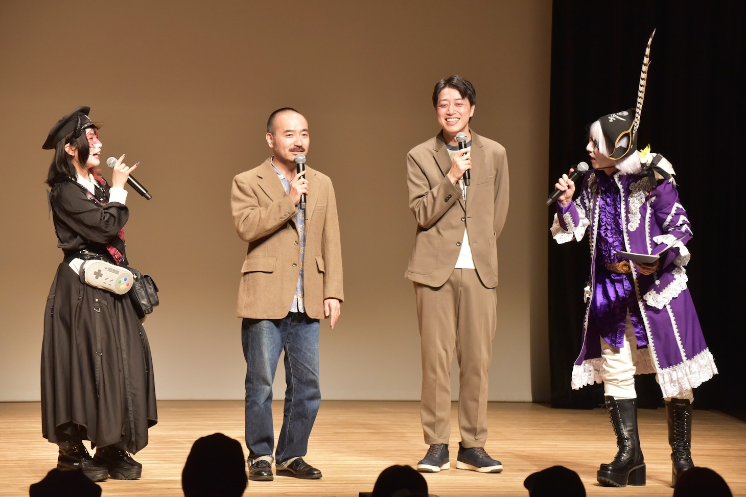 （左から）兎味ペロリナ、かもめんたる・う大、三拍子・高倉の審査員3名と、ゴー☆ジャス