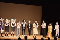 審査結果の発表前、ステージに勢揃いした白塗り芸人たち