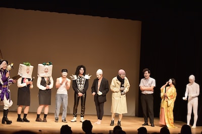 審査結果の発表前、ステージに勢揃いした白塗り芸人たち