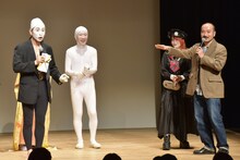 白塗り芸人たちへ「憧れないけど尊敬はしている」といった総評コメントを述べる、かもめんたる・う大（右端）と、素直に優勝を喜べないエクソシスト