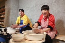 ろくろに臨む、（左から）ジャンボたかお、和田アキ子