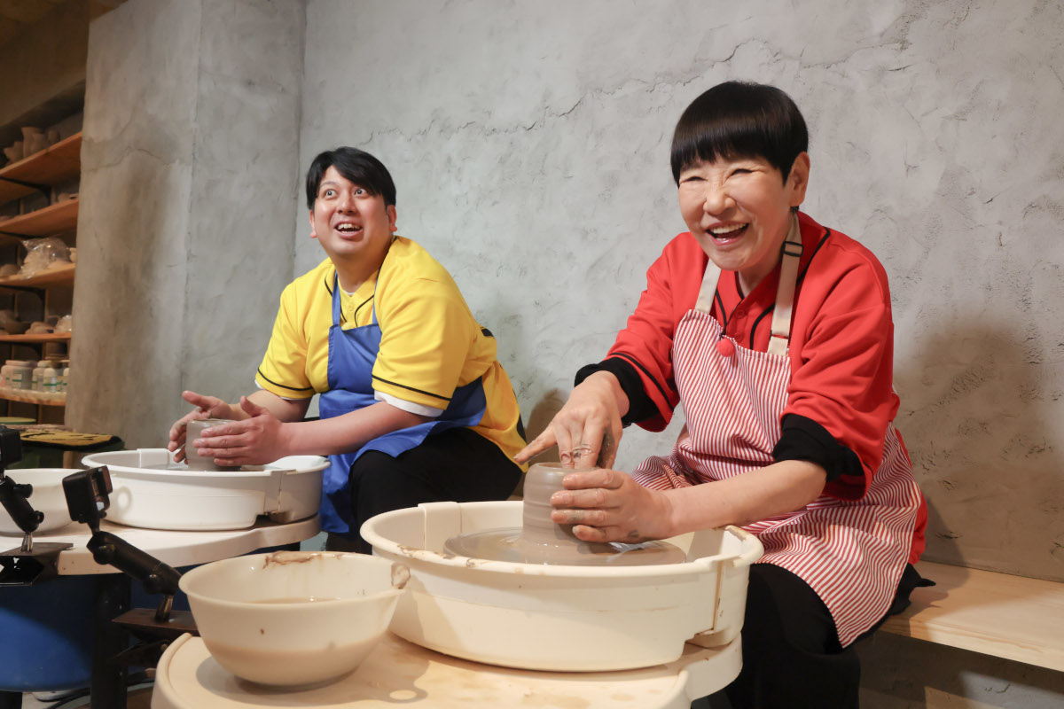 ろくろに臨む、（左から）ジャンボたかお、和田アキ子